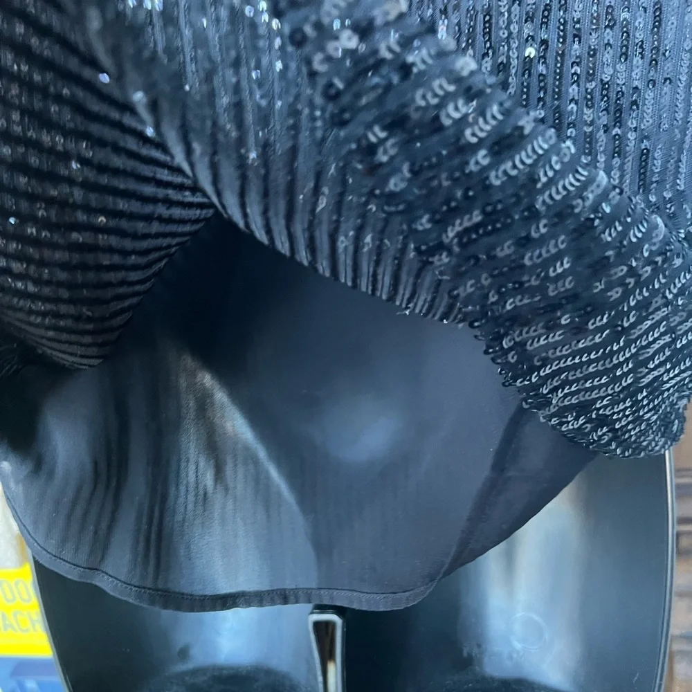 *Sold NWT Loft (Ann Taylor) Black Sequin V-Neck Top Flutter Sleeve M MSRP $64.50 - Picture 6 of 9